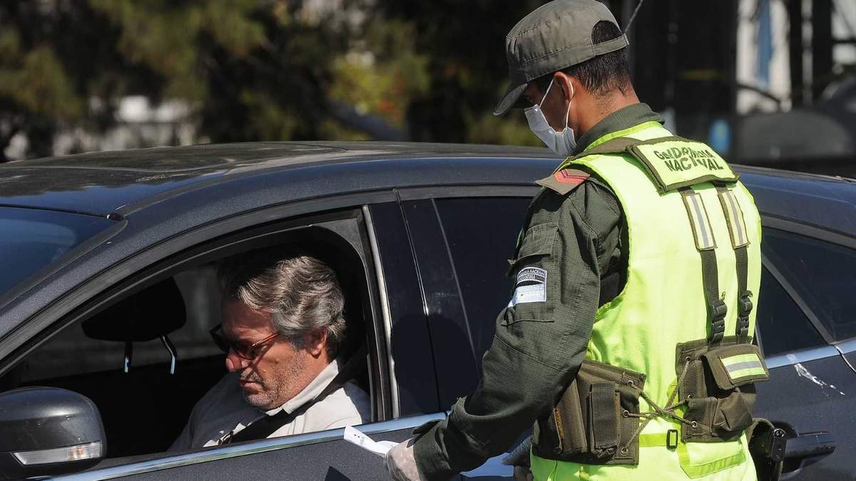 Intentaba ingresar a Neuquén en el baúl de un auto. Fuente: (Twitter)