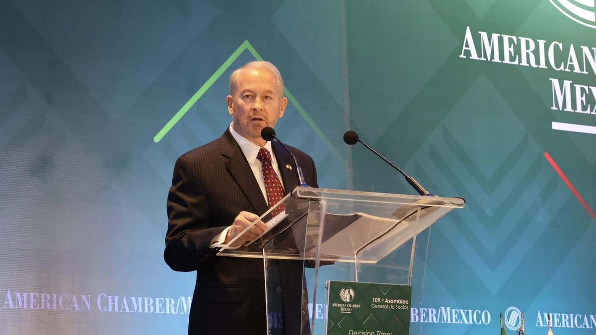 El embajador de EU en México, Ronald Johnson en la 109ª Asamblea Nacional de la American Chamber of Commerce of Mexico