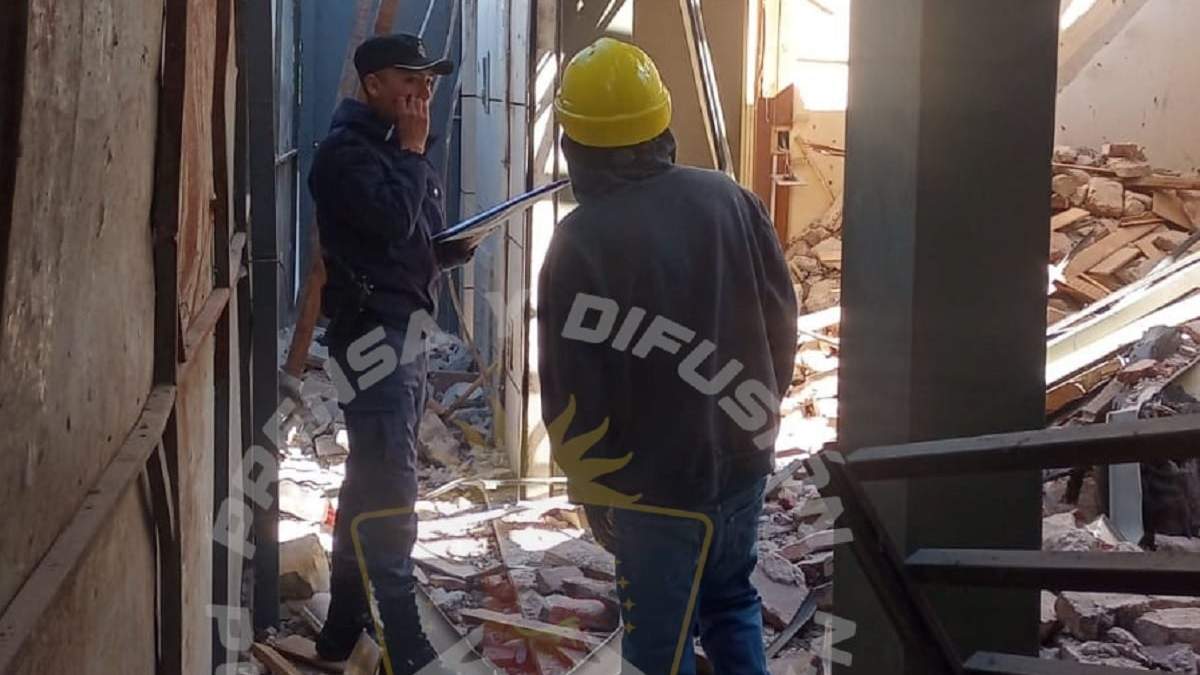 El lugar donde cayó el albañil durante la demolición. Fuente (Policía de Neuquén)