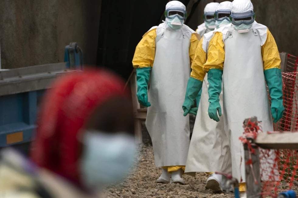 Trabajadores de la salud, con equipo de protección, comienzan su turno en un centro de tratamiento del ébola en Beni, República Democrática del Congo, el martes 16 de julio de 2019.