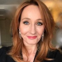 Escuela retira nombre de autora de saga de Harry Potter por sus comentarios transfóbicos