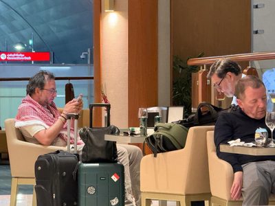 Se viraliza imagen de Noroña en presunta sala VIP de Dubai