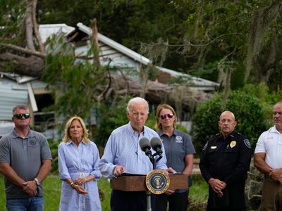 Joe Biden observa la destrucción causada por el huracán “Idalia” en Florida
