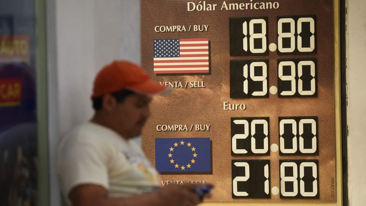 Pizarra con la cotización del dólar