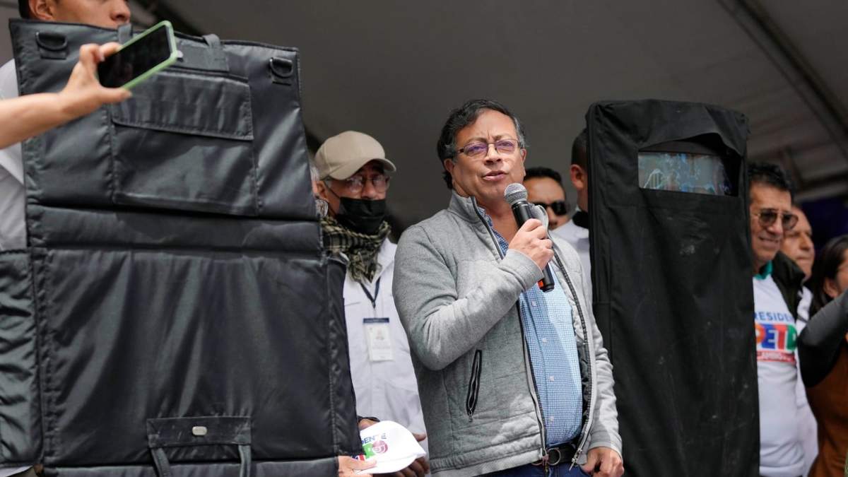Gustavo Petro, candidato presidencial, se dirige a sus seguidores en su mitin de cierre de campaña en Zipaquirá, Colombia, el 22 de mayo de 2022