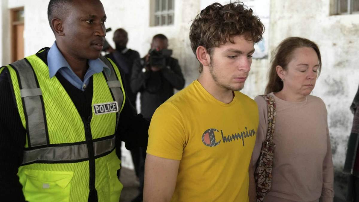 El ciudadano belga Lornoy David, centro, que admitió los cargos relacionados con la posesión ilegal y el tráfico de hormigas reina vivas