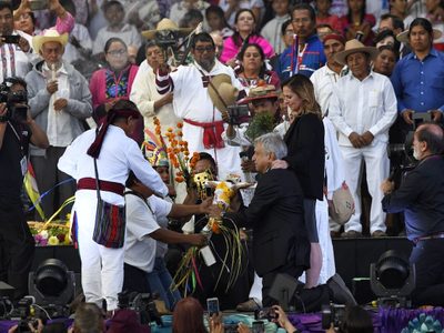 “Es una ofensa”: autoridad indígena reclama a AMLO por entrega del bastón de mando a Sheinbaum