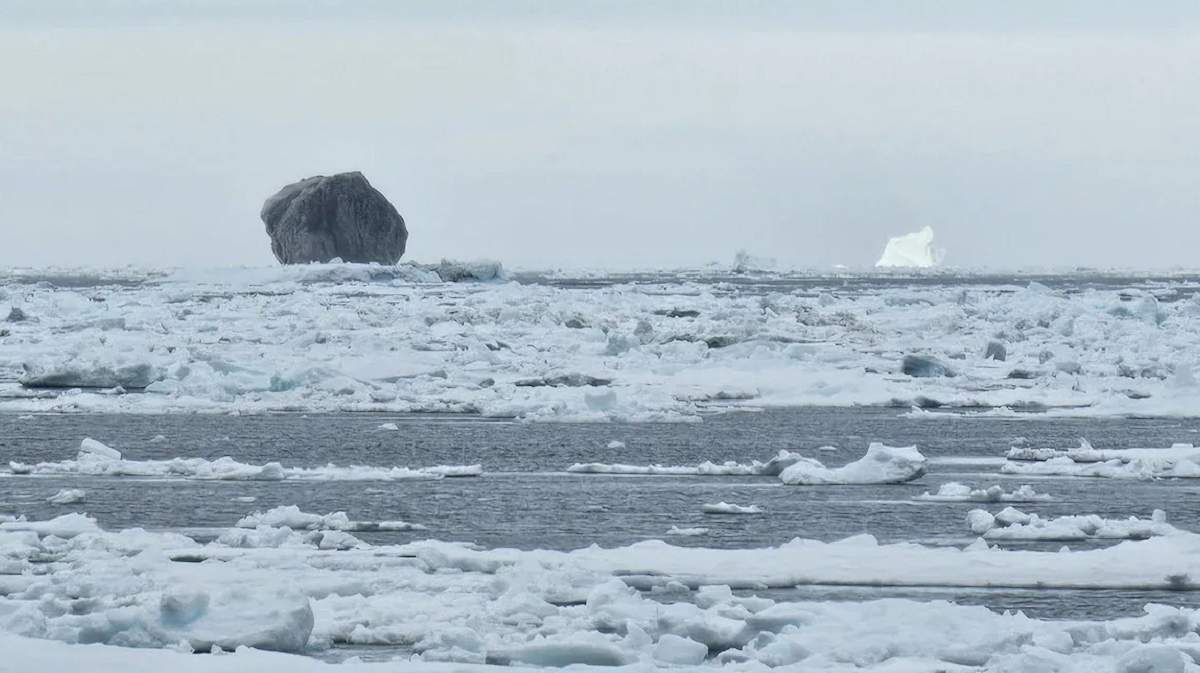 Un pescador encontró un extraño iceberg negro y quedó desconcertado