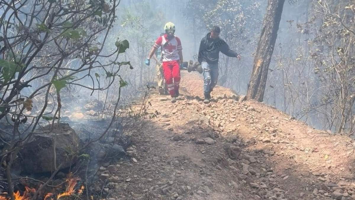 Rescate de uno de los lesionados en el incendio forestal