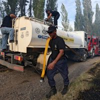 Foco de incendio cerca del aeropuerto: los bomberos salvaron una vivienda