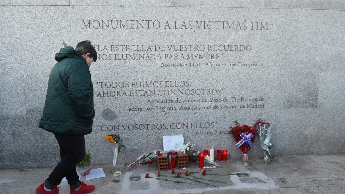 Una mujer durante una concentración de homenaje a las víctimas del atentado del 11M frente al monumento conmemorativo "Peridis", en la estación de Renfe de "El Pozo"