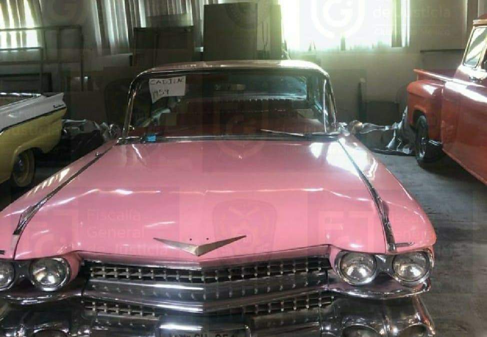 Los autos y arte decomisados en una casa de Raymundo Collins. Foto: FGJCDMX
