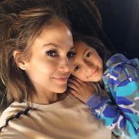Emme es el clon de Jennifer Lopez y esta foto lo prueba. ¡Talento innato y belleza inigualable!