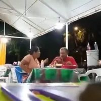 Hombre agrede a mujer en fonda de Veracruz, le avienta tacos y salsas en la cara (Video)