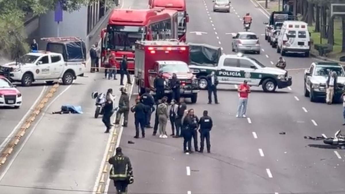 Los accidentes con motociclistas involucardos aumentan en CDMX; en la imagen moto atropella a anciana y luego se estrella contra un taxi