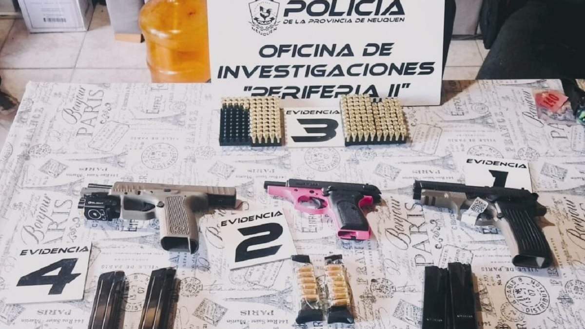 Las armas y las municiones secuestradas en los tres allanamientos. Fuente (Centenario Digital)