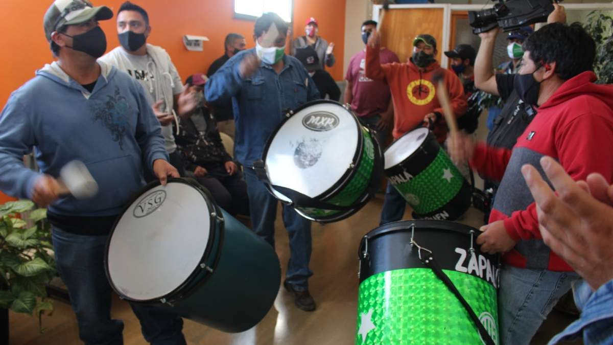 Trabajadores municipales ATE reclamando en el primer piso del edificio. Fuente: (Daniel Signorile)