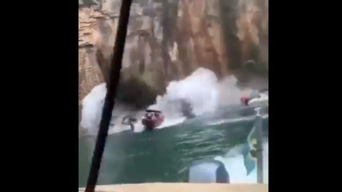 El momento en que el acantilado cae sobre lanchas con turistas