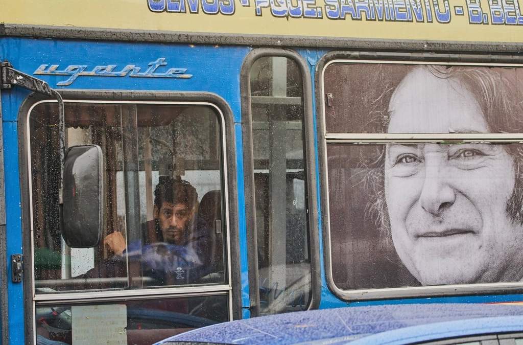Un conductor espera en un semáforo en un autobús decorado con una imagen del presidente argentino Javier Milei en Buenos Aires, Argentina, el lunes 6 de abril de 2026