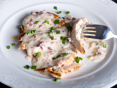 Pollo con crema de espinaca: la jugosa y deliciosa receta que queda perfecta para tu próxima cena