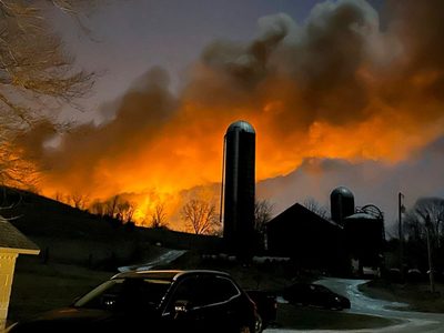 Desalojan población en Ohio tras descarrillamiento de tren y fuerte incendio (Videos)