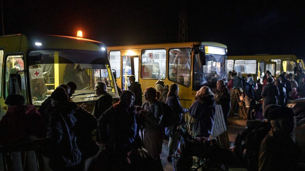 En Mariúpol están evacuando por la fuerza a los civiles