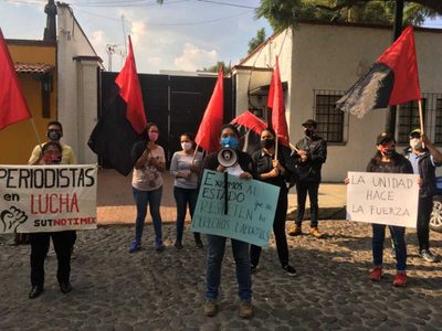 Trabajadora de Notimex evidencia violación a la huelga, la hostigan y le retienen celular personal