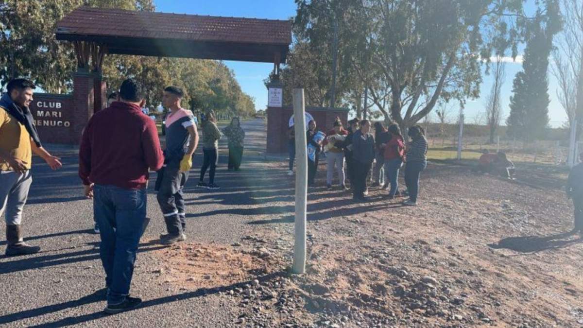 Vecinos de la zona a las afueras del Club Mari Menuco, uno de los lugares afectados por el incidente. Fuente: (Twitter)
