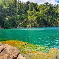 Aguas turquesas en plena Patagonia: cómo llegar a Yuco, la playa que enamora en el sur