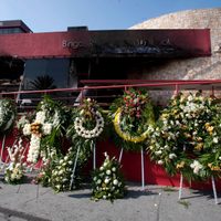 Inician demolición del Casino Royale en Monterrey; deudos de masacre se oponen