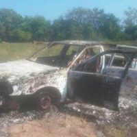 Hallan en Oaxaca a una persona calcinada y encajuelada en un taxi