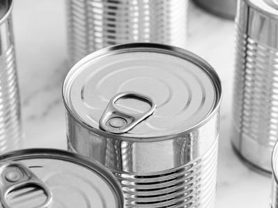 No tires las tapas de las latas, podés hacer estos colgantes estilo vintage reciclado, dignos de una revista