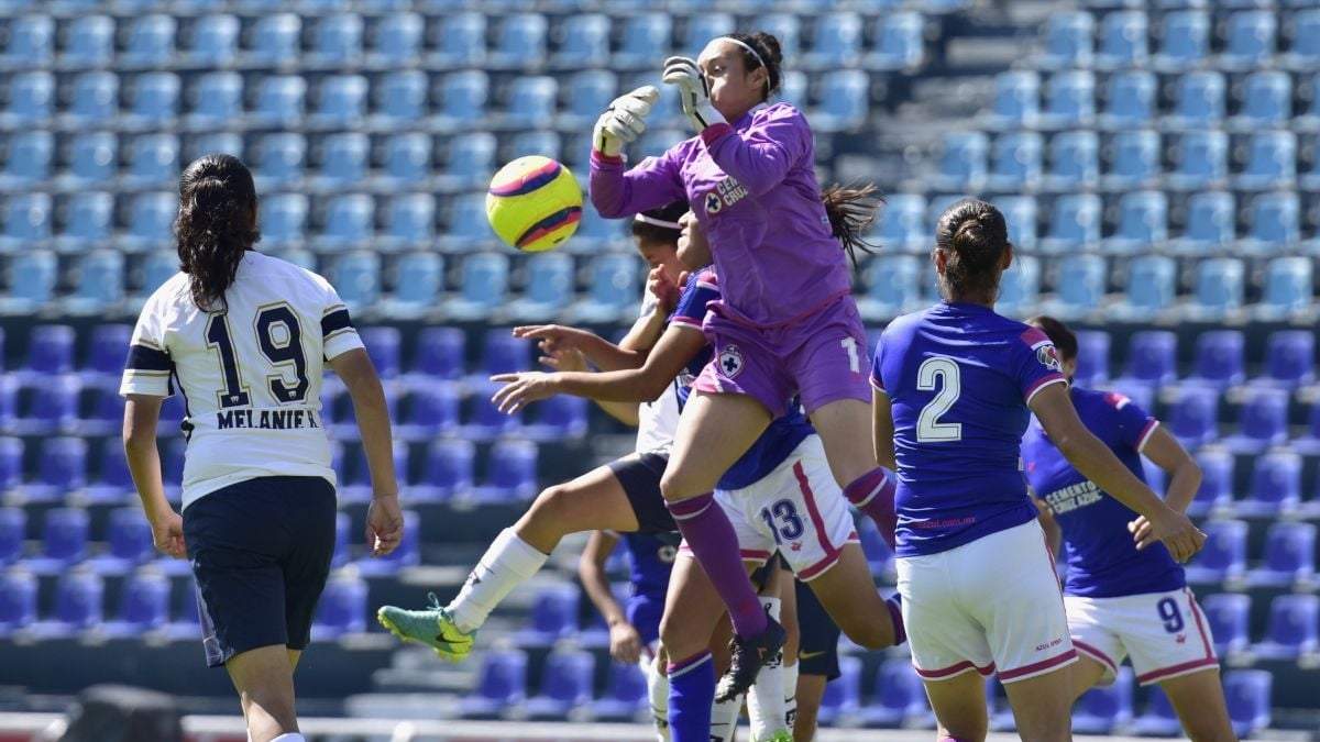 Un encuentro entre Pumas y Cruz Azul de la liga femenil de futbol