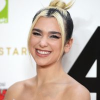 Dua Lipa es defenestrada por sus fans al compartir fotos de la celebración de su cumpleaños