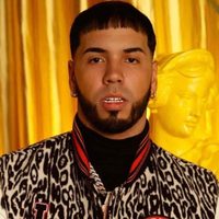 ¡Buenas compañías! Anuel tiene motivos de sobra para ostentar con su nuevo álbum y lo hace así