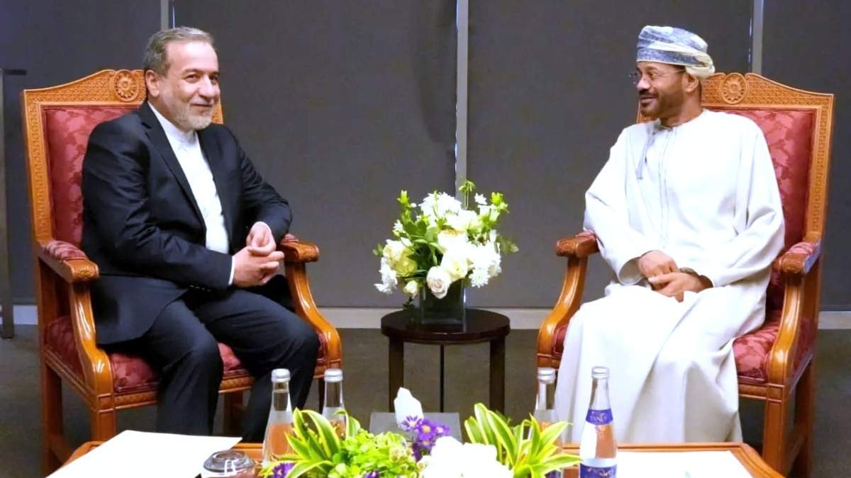El ministro iraní de Exteriores, Abbas Araghchi (izquierda), se reúne con su homólogo omaní, Sayyid Badr Albusaidi