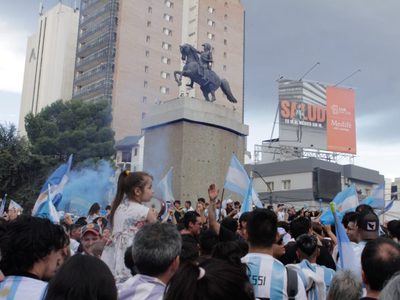 Multitudinario festejo en la ciudad de Neuquén ante un riguroso control policial