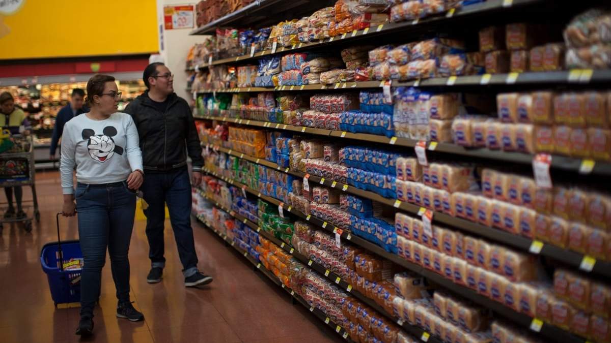 La Profeco recordó los lineamientos que prohíben que trabajadores revisen el ticket de compra en tiendas departamentales y supermercados