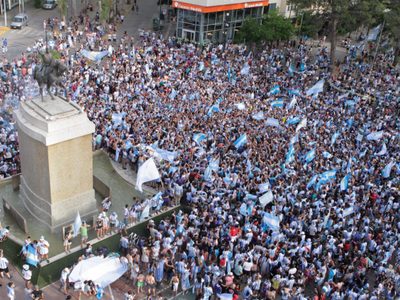 Argentina pasó a cuartos y en la ciudad de Neuquén se festeja con un fuerte operativo