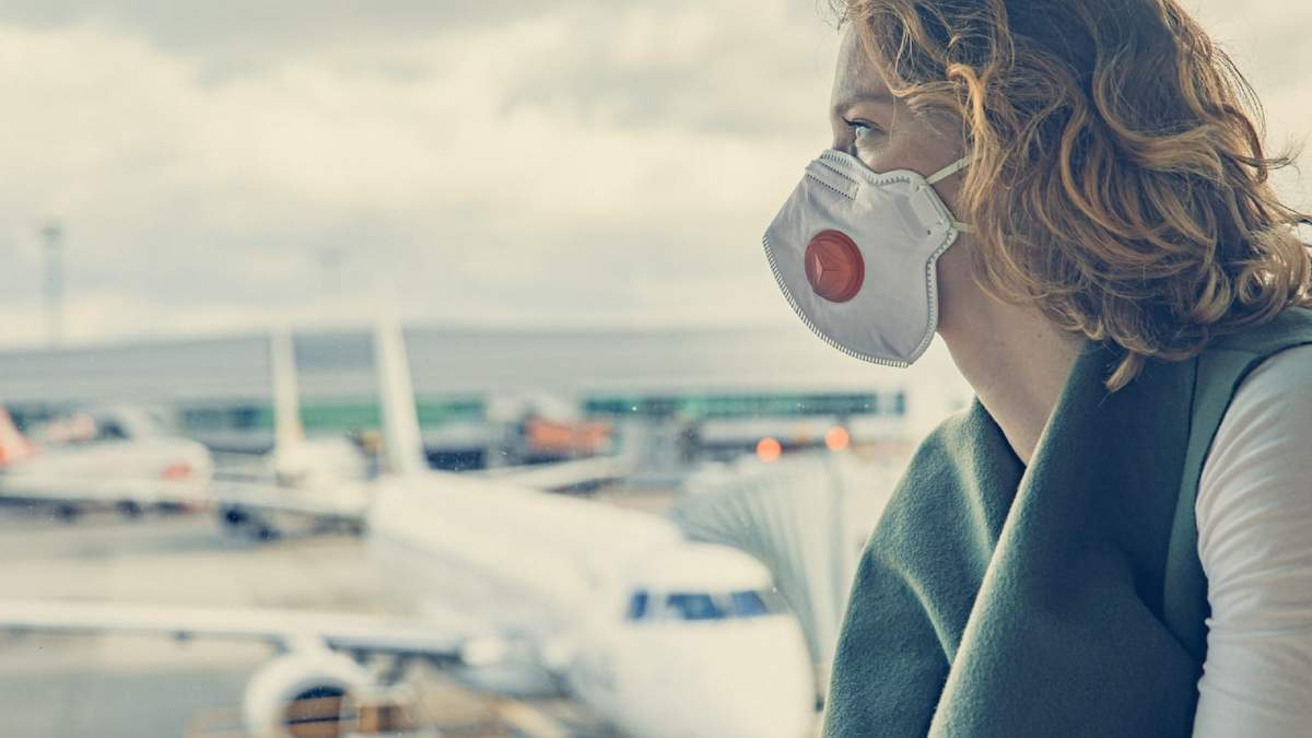 Una mujer espera en un aeropuerto del Reino Unido. Fuente: (Twitter)