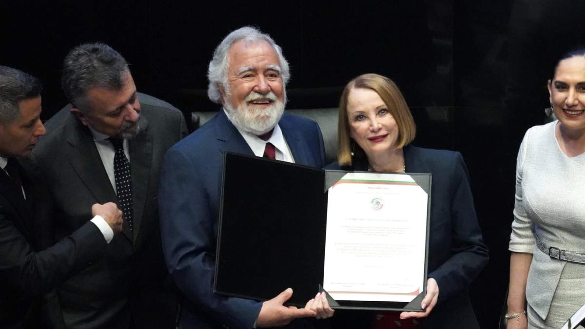 Alejandro Encinas Rodríguez y Laura Itzel Castillo