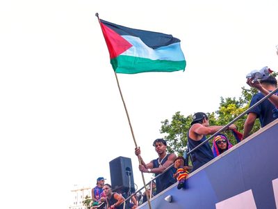 Lamine Yamal ondea la bandera palestina durante el desfile de celebración del título del Barcelona