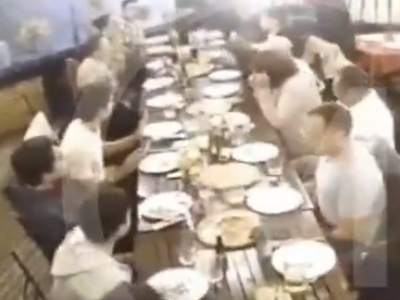 Sujetos con armas de fuego asaltan a comensales de pizzería en Puebla (Video)