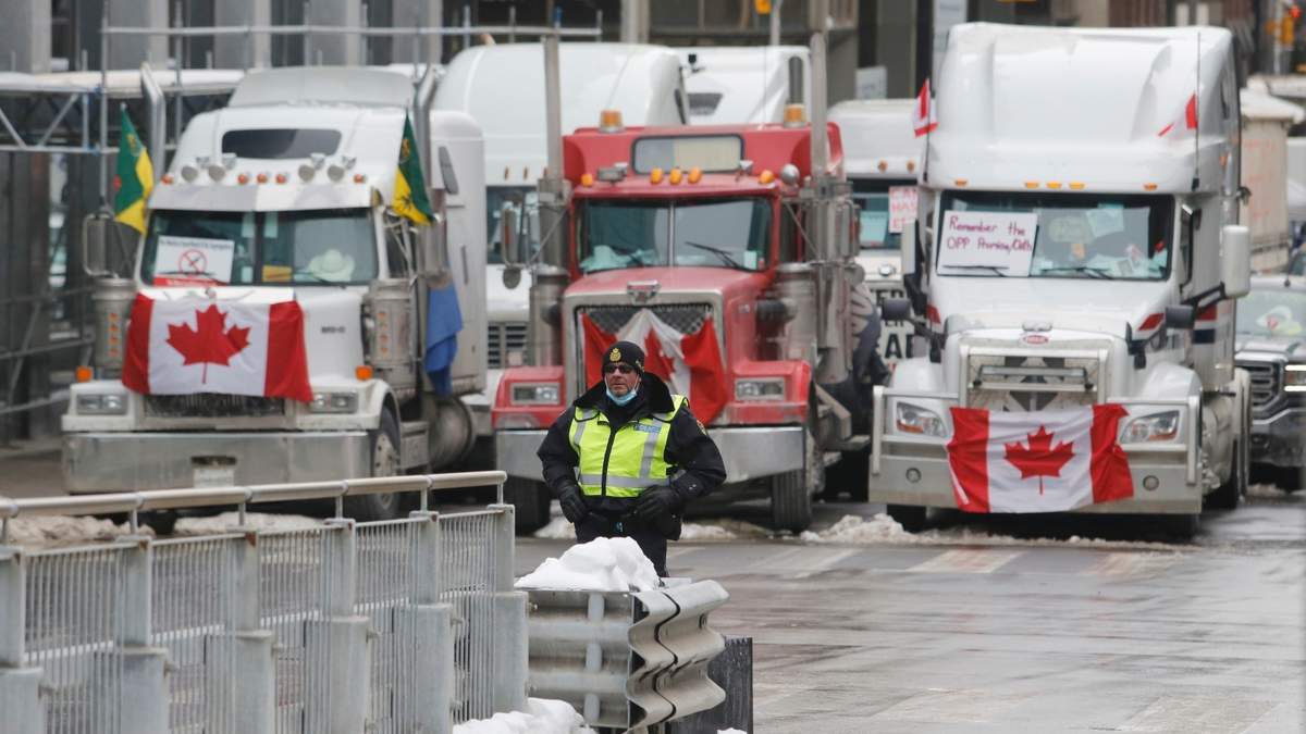 Camiones bloquean el paso al centro de Ottawa como parte de una protesta contra las medidas impuestas por el covid-19