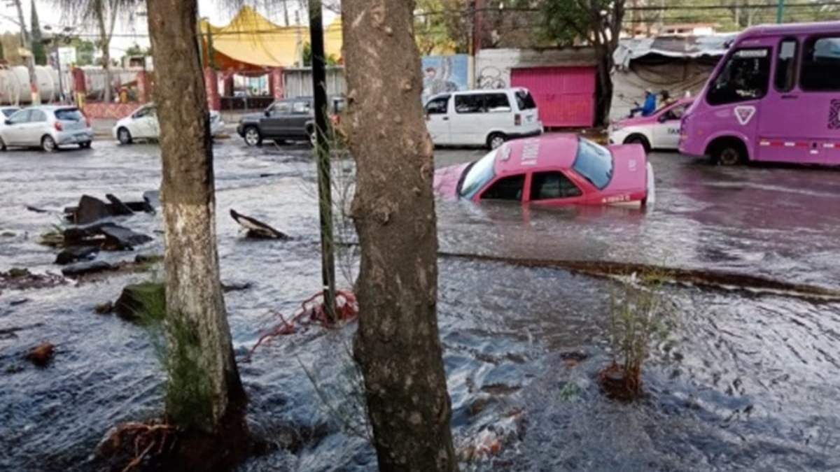 El taxi inclinado en el socavón