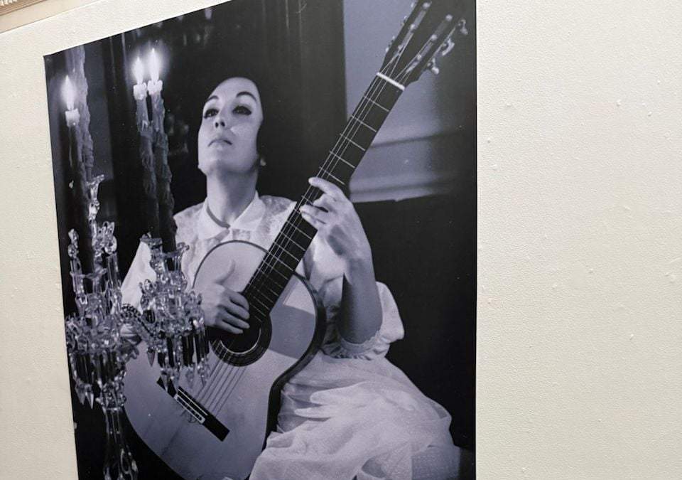 Fotografía principal de la exposición en homenaje a la cantante