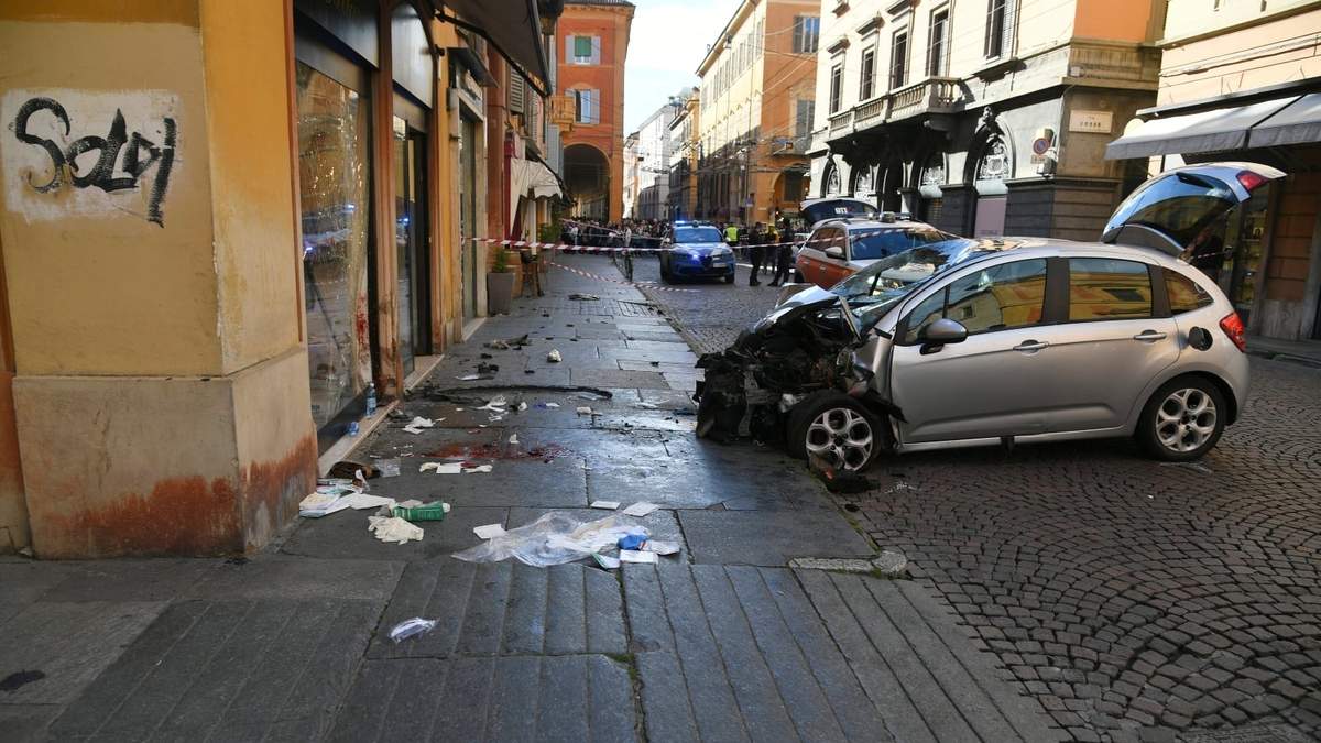Escena posterior al atropellamiento de varias personas en una calle de Módena, Italia
