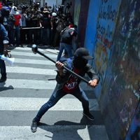Repelen a la CNTE cuando intentaba entrar por la fuerza al Zócalo; tres heridos (Videos)