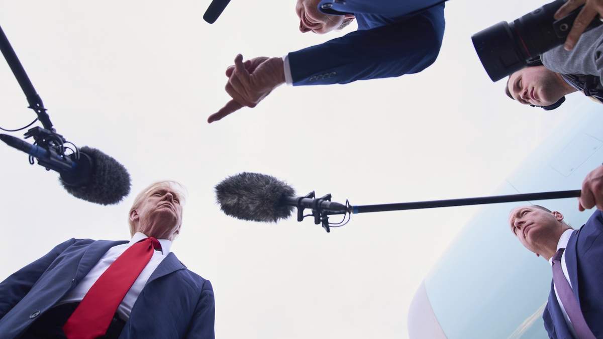El presidente Donald Trump habla con los medios el domingo
