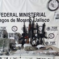 La FGR asegura armas, vehículos y droga en una casa de Lagos de Moreno